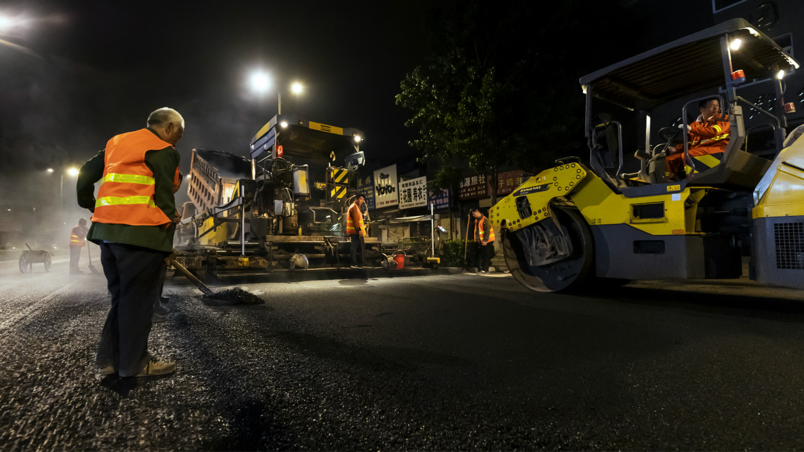04  现代筑路工-易建国2019年5月14日拍摄于开封市宋门。现在的道路施工早已摆脱了繁重的体力劳动，现代化的施工设备加快了施工的进度，提高了工程质量。_meitu_4.jpg
